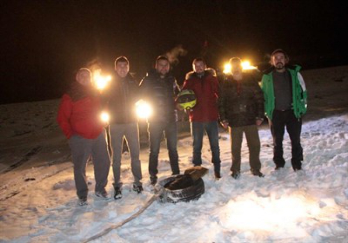 Erzurum'da buz gibi havada kar üzerinde lastik raftingi 