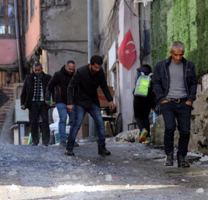 Erzurum'da buz tutan yollarda yürümeye çalışan vatandaşlar düşmekten kurtulamadı