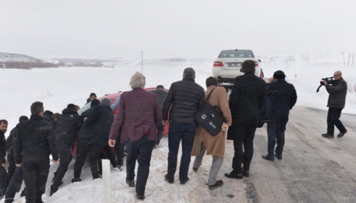 Erzurum’da Buzlanan yolda araçlar şarampole uçtu 