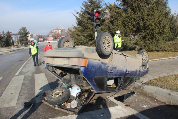 Erzurum'da buzlanan yolda takla attı: 1 yaralı