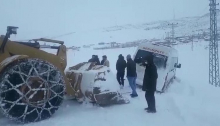 Erzurum’da buzlu yolda şarampole düşen midibüs yol açma dozeri ile kurtarıldı