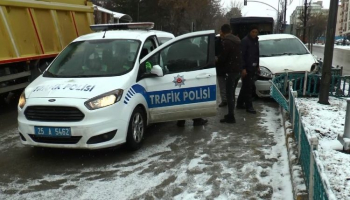 Erzurum’da Buzlu zeminde kayan otomobil refüje çıktı