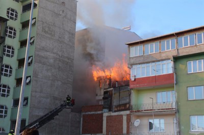 Erzurum'da çatı katında çıkan yangın korkuttu