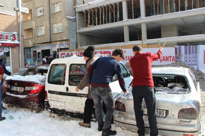 Erzurum'da çatıdan buz düştü 5 araç hurdaya döndü >Tıkla İzle>