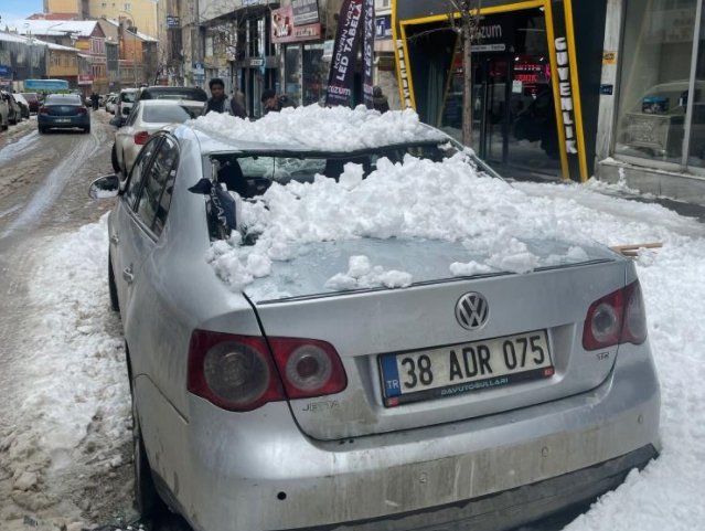 Erzurum'da çatıdan düşen kar kütleleri araçlara hasar verdi