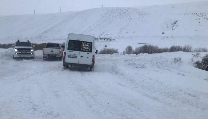 Erzurum’da çığ düşmesi ve tipi nedeniyle çok sayıda vatandaş mahsur kaldı