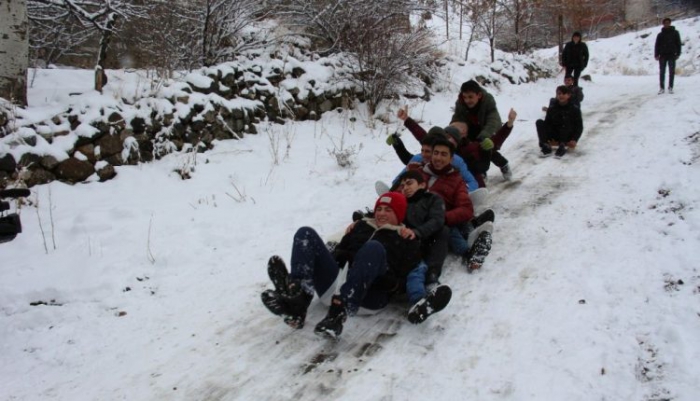 Erzurum’da Çocuklar Poşetle Kaydılar