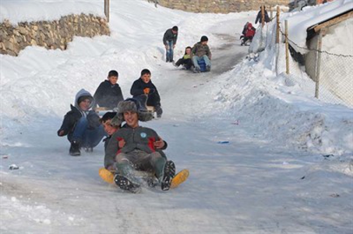 Erzurum’da çocukların kızak keyfi 