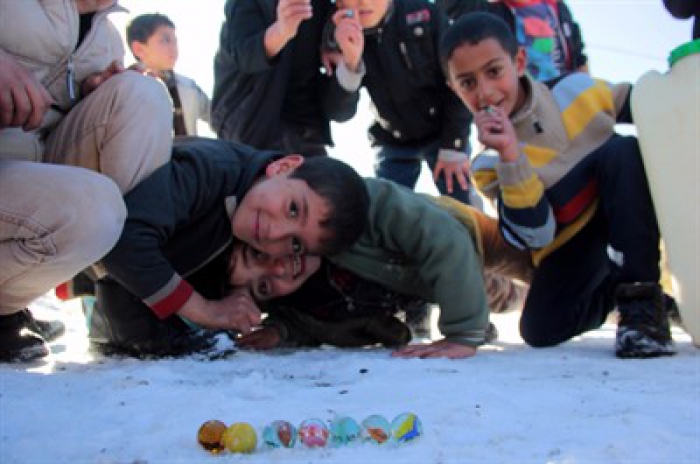 Erzurum’da çocukların kızak ve misket keyfi