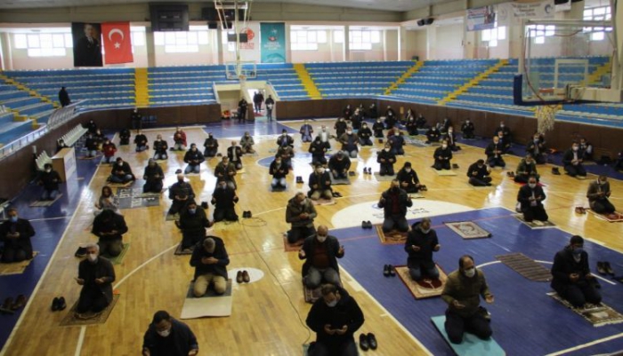 Erzurum’da cuma namazı spor salonlarında kılındı