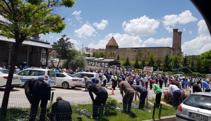 Erzurum’da cuma namazında meydanlar doldu taştı