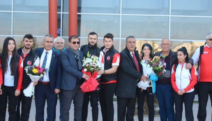 Erzurum’da Curling Milli Takımı’na davul zurnalı karşılama