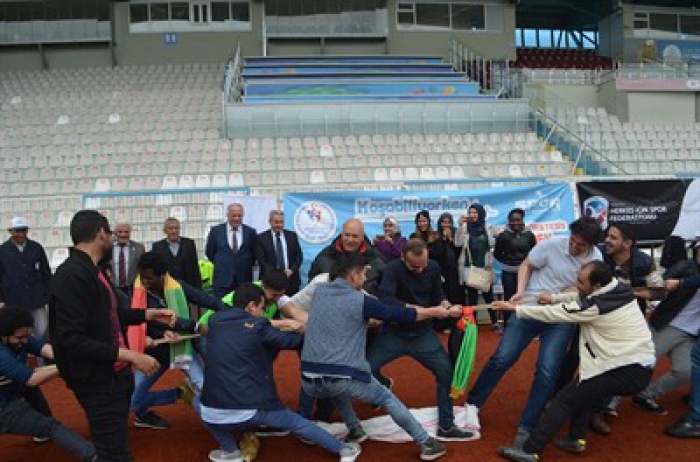 Erzurum'da Çuval yarışı yapıp halat çektiler