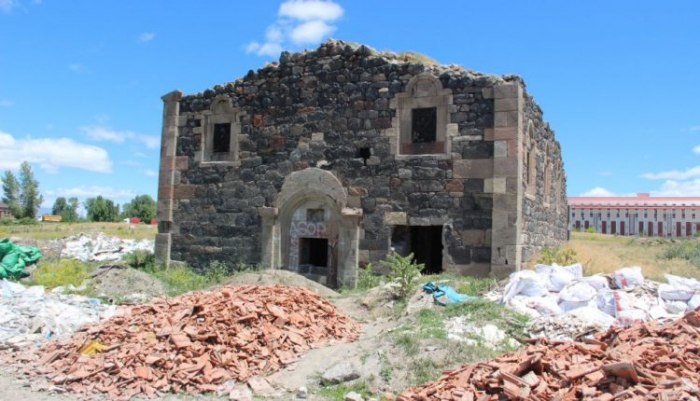 Erzurum’da defineciler tarihi kilisede kazmadık yer bırakmadı