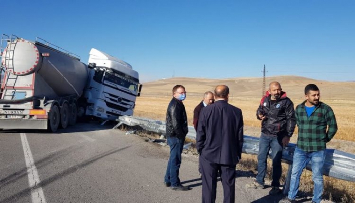 Erzurum’da Direksiyon hakimiyetini kaybeden tır refüje çarpıp karşı şeride geçti