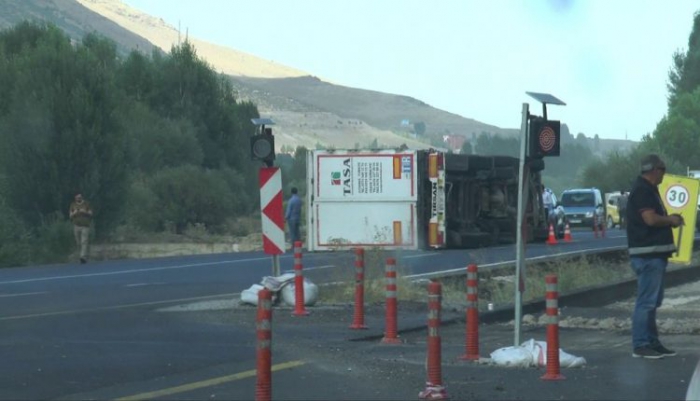 Erzurum’da direksiyon hakimiyetini kaybeden Tır yan yattı