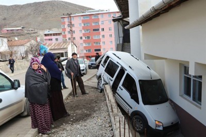 Erzurum'da direksiyon hakimiyetini kaybetti, bahçe duvarından aşağı düştü