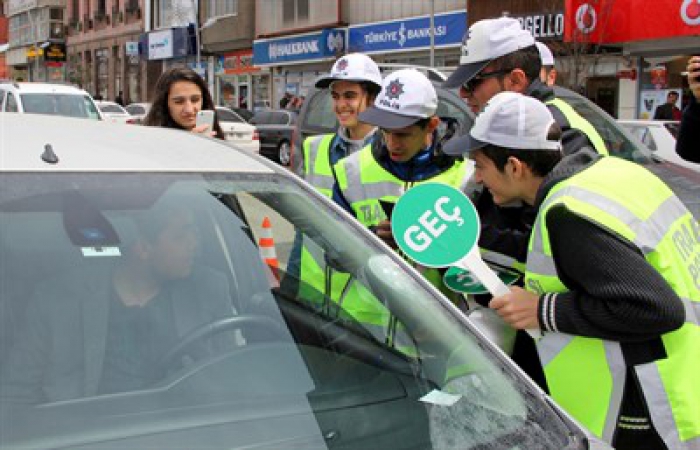 Erzurum'da engelli çocuklar trafik polisi oldu