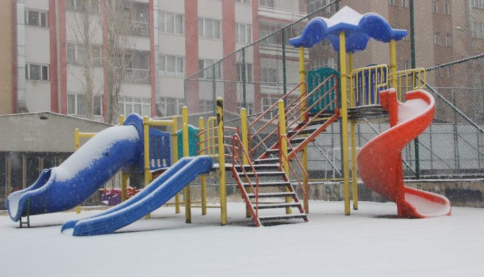 Erzurum’da etkili olan kar yağışı kenti beyaza bürüdü