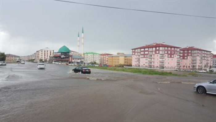 Erzurum’da etkili olan yağmur araç ve yaya trafiğini olumsuz etkiledi