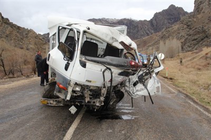 Erzurum'da feci kaza! 3’ü ağır 5 yaralı