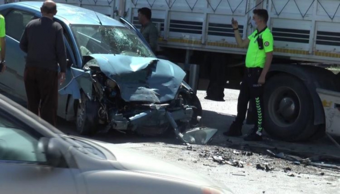 Erzurum’da feci kaza, ışık ihlali yapan otomobil tırın altına girdi