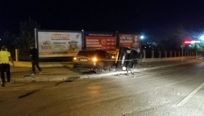 Erzurum’da feci kaza! Takla atan araç kaldırımda yürüyen yayanın üzerine devrildi