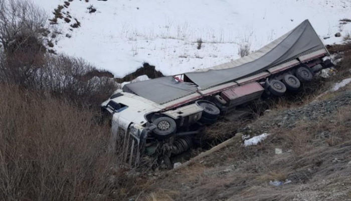 Erzurum’da feci kaza! Tır şarampole yuvarlandı