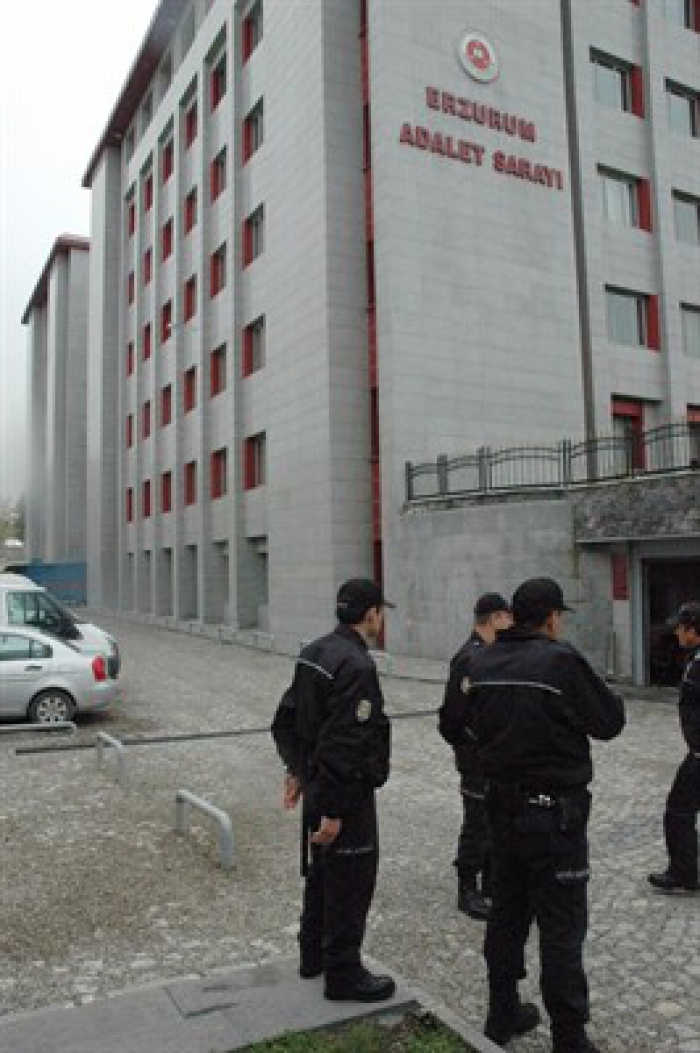 Erzurum'da FETÖ’nün yurt ağabey ve ablalarına şafak baskını