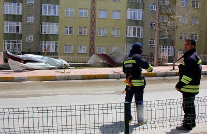 Erzurum’da fırtına çatıları uçurdu