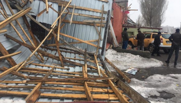 Erzurum’da fırtına çatıları uçurdu evlerin duvarlarını yıktı