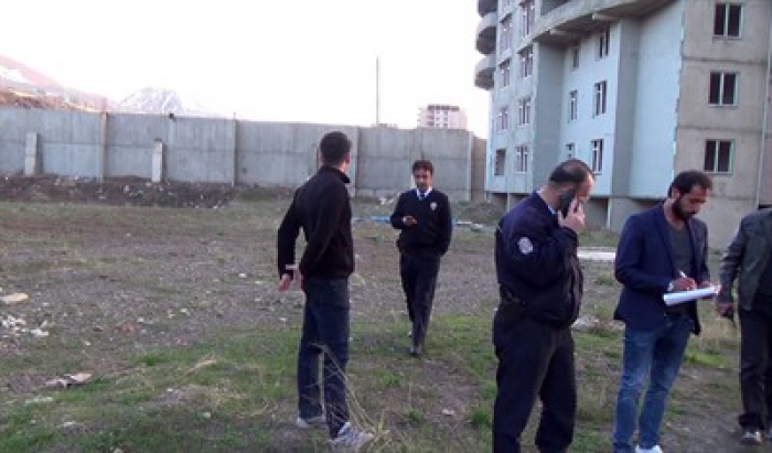 Erzurum'da fotoğraf çekmek için yüksek binanın tepesine çıkan genç, polisi alarma geçirdi