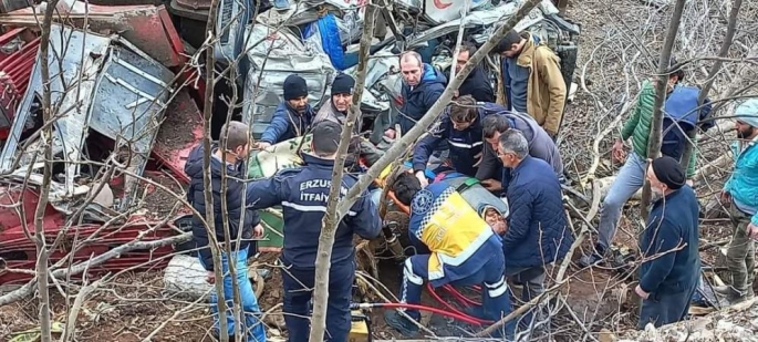 Erzurum'da freni boşalan vinç şarampole uçtu