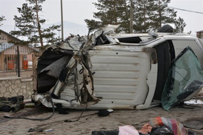 Erzurum'da freni patlayan tır, ışıklarda bekleyen otomobili biçti