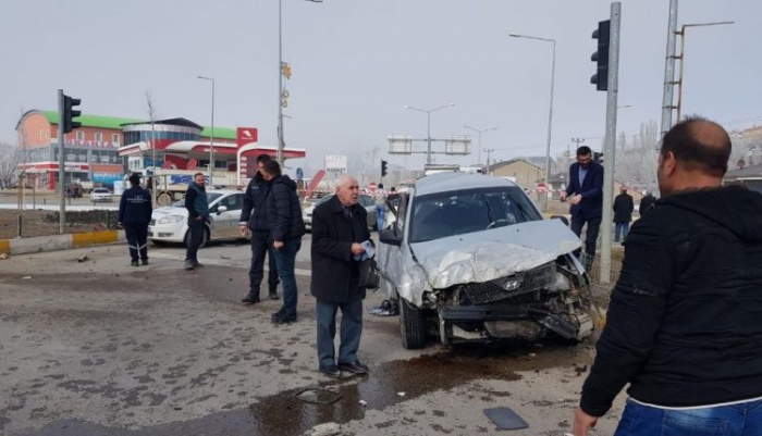 Erzurum’da frenleri boşalan tır 2 otomobili hurdaya çevirdi