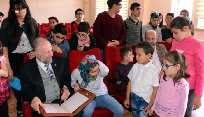 Erzurum’da görme engelli öğrencilere dijital Kur’an-ı Kerim dağıtıldı