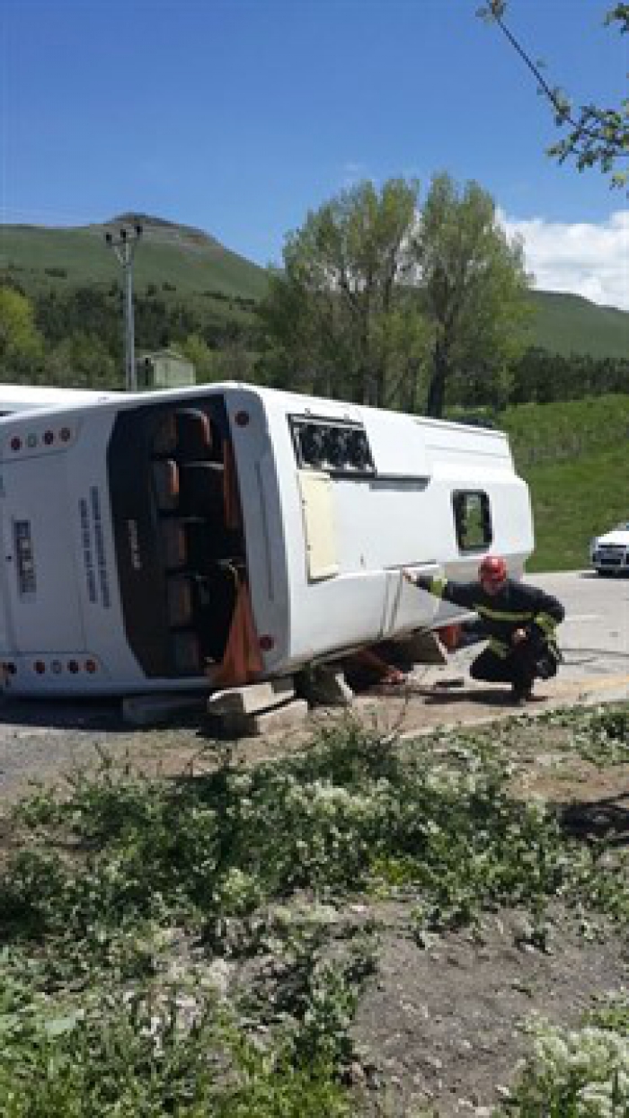 Erzurum'da Halk otobüsü devrildi: 10 yaralı