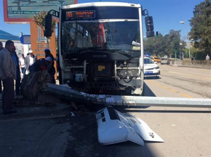 Erzurum'da Halk otobüsü direğe çarptı: 2 yaralı