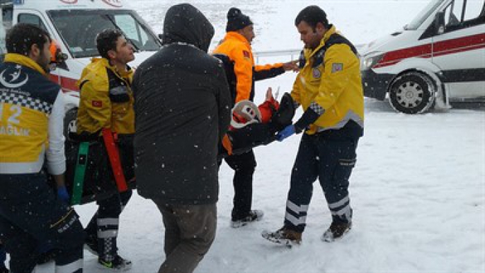 Erzurum'da Halk Otobüsü karda devrildi 18 yarlı…