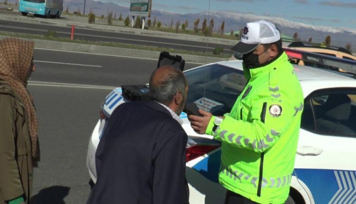 Erzurum’da Hastane kavşağında otomobilin çarptığı kadın yaralandı