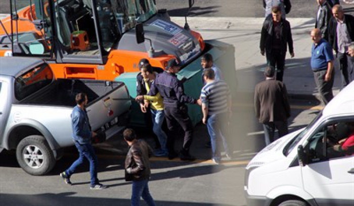 Erzurum’da iki grup arasında döner bıçaklı, kazma, kürekli kavga>Tıkla İzle<