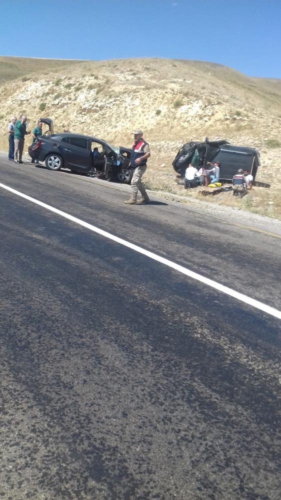 Erzurum'da iki otomobil kafa kafaya çarpıştı: 4 yaralı