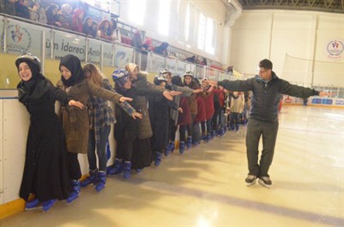 Erzurum’da ilk kez kız öğrencilere ücretsiz buz pateni