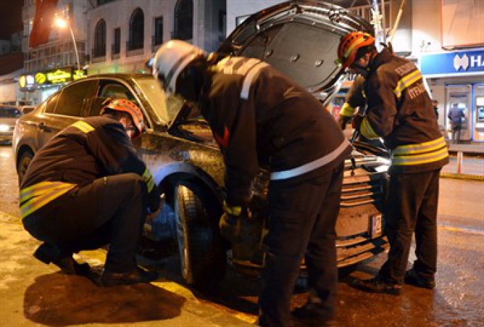 Erzurum'da ısınmak için otomobilin kaputuna giren kedi yavrusunu itfaiye ekipleri kurtardı