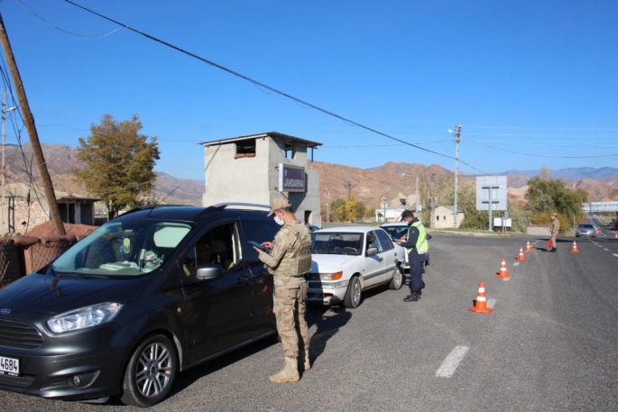 Erzurum'da Jandarma ekipleri yol kontrollerine devem ediyor