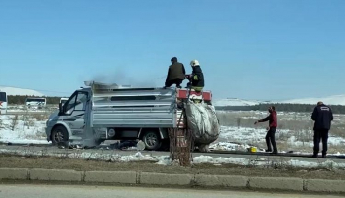 Erzurum’da kağıt yüklü kamyonet yandı