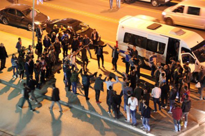 Erzurum'da kaldırımda horon halkası oluşturan gençlerin hızını trafikçi kesti