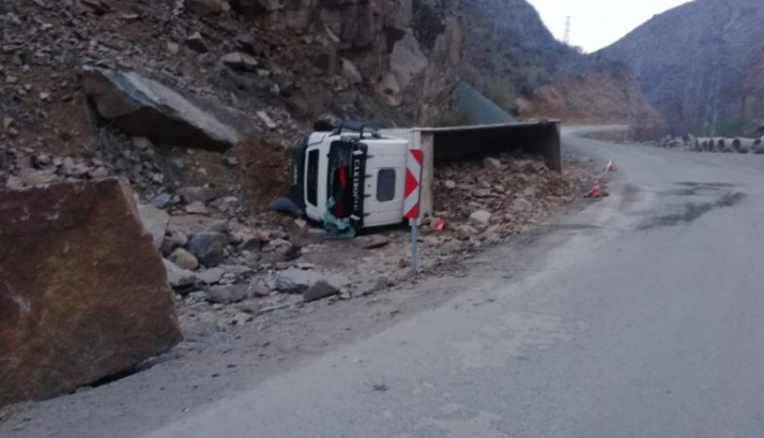 Erzurum’da Kamyon Devrildi 1 ölü