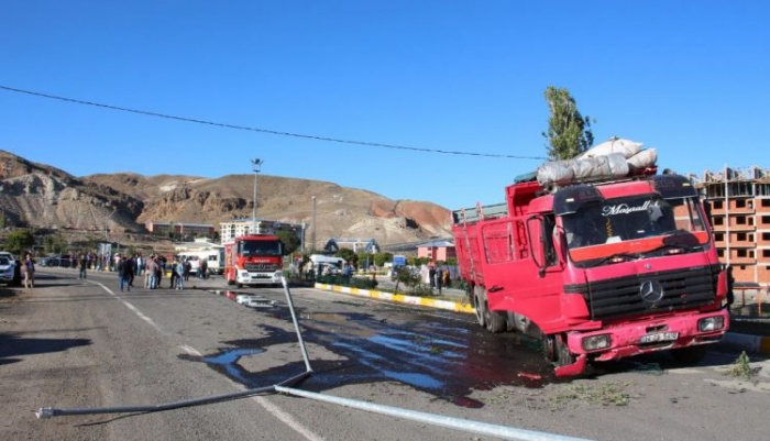 Erzurum’da kamyon ile öğrenci servisi çarpıştı: 3 yaralı