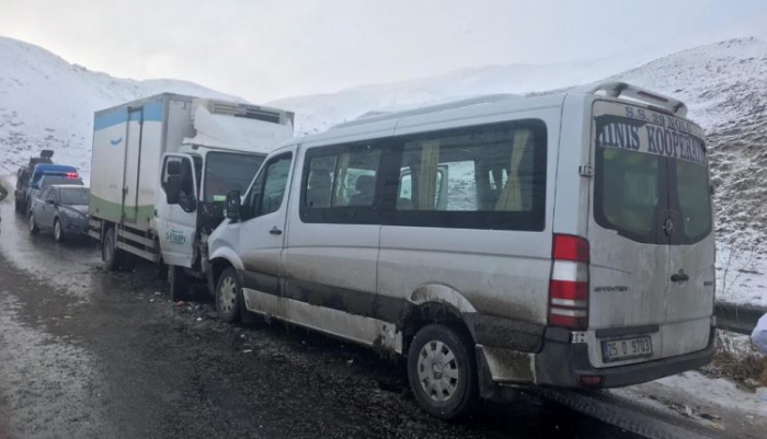 Erzurum’da kamyonet ile minibüs çarpıştı: 8 yaralı